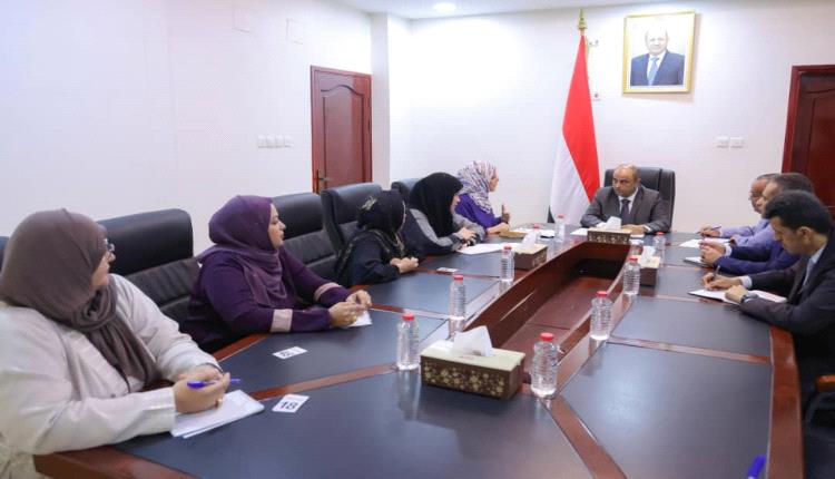 عدن: بن بريك يؤكد دعم الحكومة لتمكين المرأة وضمان مشاركتها الفاعلة خلال لقائه رئيسة اللجنة الوطنية للمرأة
