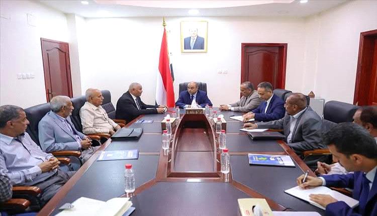 رئيس الوزراء يوجه بإعداد خطة واقعية مزمنة لإعادة تشغيل مصافي عدن