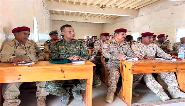 اللواء مرصع يدشن دورتين تدريبيتين في محور الغيضة لتعزيز الجاهزية والانضباط العسكري