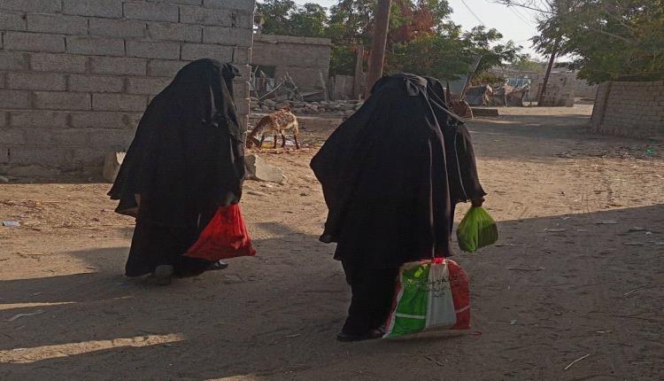 أبين ..جمعية زهور حواء توزع كمية من التمور 
بتمويل من مؤسسة بانافع