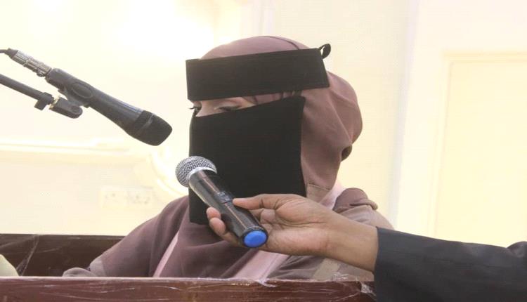 رئيسة جمعية امواج شقرة تقدم رسالة شكر وتقدير للمؤسسات المشاركة في ملتقى "المرأة سعادة وإلهام"