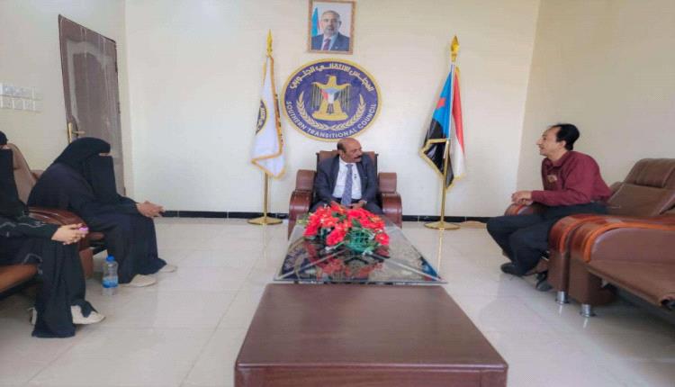 رئيس تنفيذية انتقالي شبوة يلتقي مدير عام جهاز محو الأمية وتعليم الكبار بالمحافظة