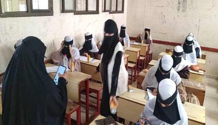 في لفتة إنسانية متجددة ...مؤسسة ثمار الخير تقدم الماء والعصائر للطلاب المتقدمين لاداء الإمتحانات النهائية للثانوية العامة بمدارس الكود