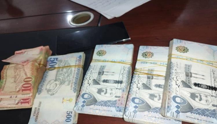 أمن العاصمة عدن يلقي القبض على متهم بسرقة 220 ألف ريال سعودي خلال عملية نوعية خاطفة