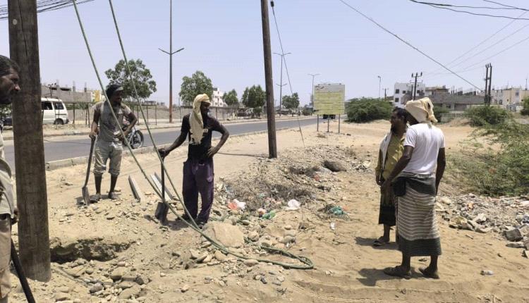 مدير عام خنفر اليوسفي يتفقد ربط الكهرباء لمركز الطوارئ في جعار