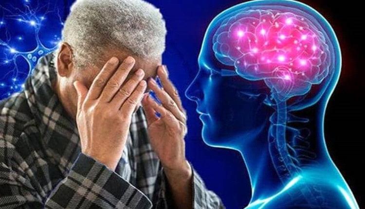 دراسة جديدة تكشف تأثيرا غير متوقع لاستخدام الهواتف الذكية على أدمغة المسنين