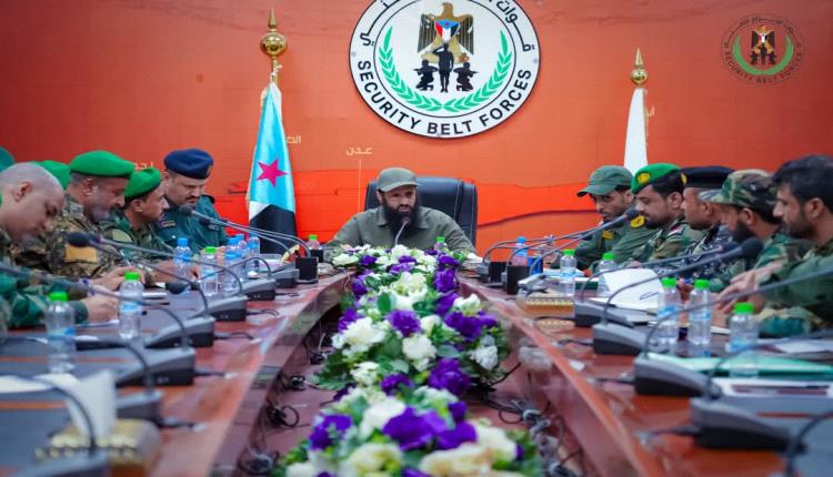 العميد الوالي يترأس اجتماعًا موسعًا بقيادة الموارد البشرية ومدراء الإدارات في الأحزمة ويكرمهم لدورهم المتميز