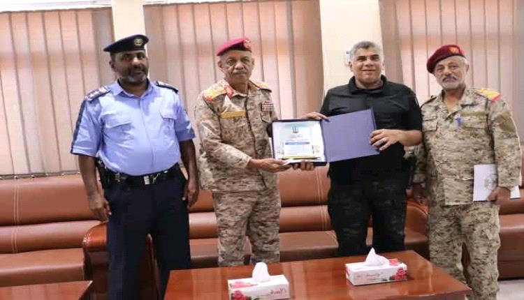 مدير عام الأمن والشرطة بساحل حضرموت، يكرم قائد المنطقة العسكرية الثانية لدعمه في إنجاح فعاليات أسبوع المرور العربي بساحل حضرموت.