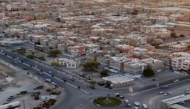 الأجهزة الأمنية بالشحر تلقي القبض على المتهم بدهس امرأة وطفلة