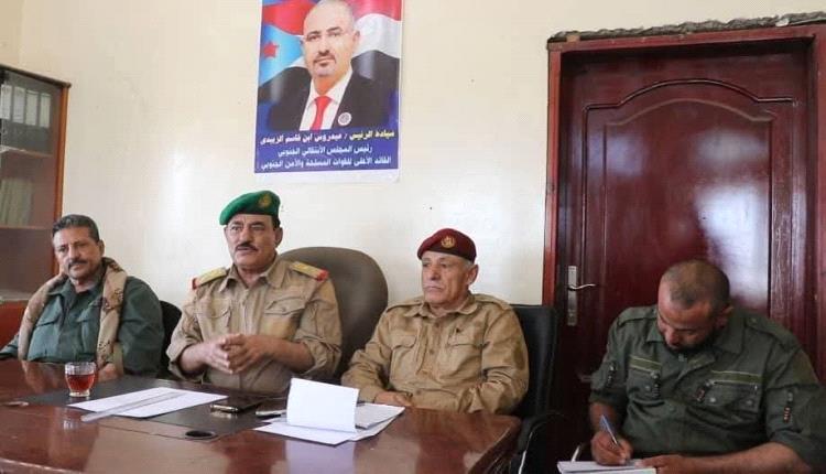 اجتماع عسكري موسع في الضالع يبحث فتح الطريق الدولي بين عدن وصنعاء عبر منفذ الضالع بعد إعادة تأهيله