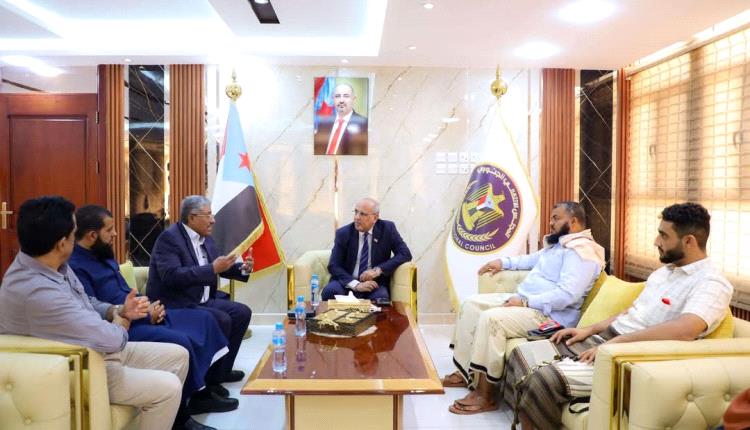 الكثيري يناقش مع عدد من أعضاء جمعية الصرّافين في العاصمة عدن سُبل وقف انهيار العملة