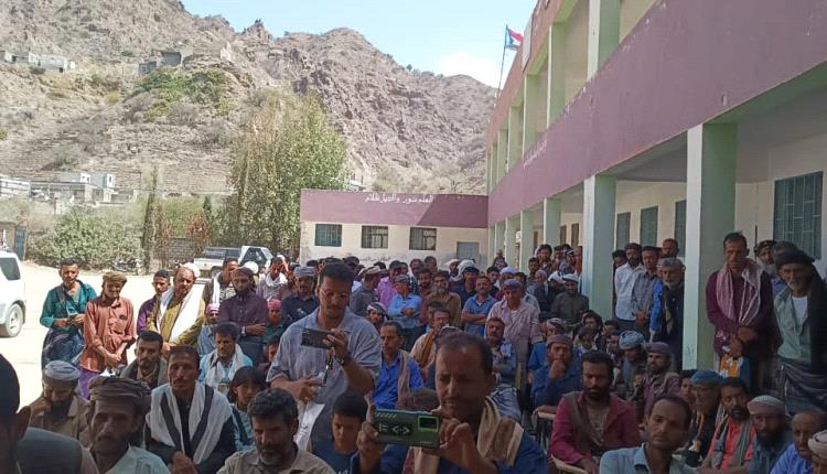 هيئة الخليج وعدن للتنمية والخدمات الإنسانية توزع مساعدات مالية لعدد"324" معلما ومعلمة بمدارس سرار -يافع