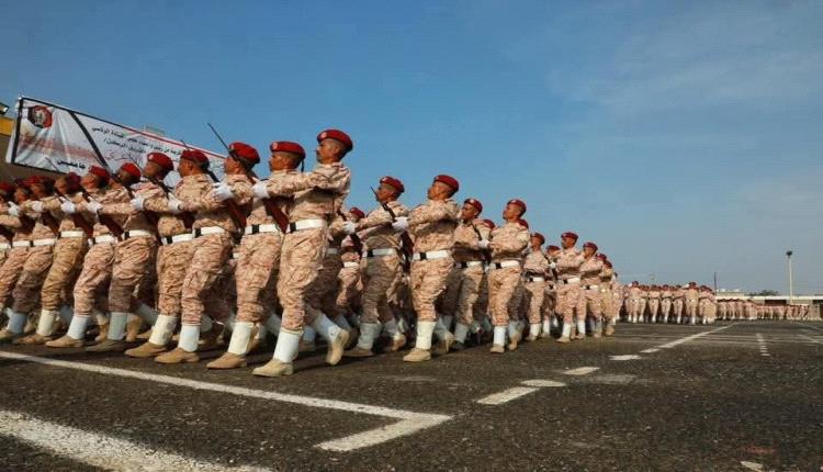 وزير الدفاع يشهد حفل تخرج الدفعة الثالثة جامعيين في الكلية الحربية بعدن