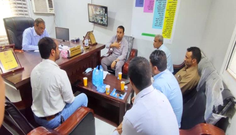 المحافظ بن الوزير يوجه بتقديم الرعاية الطبية للطفلة "عبير الزبيدي"، والامين العام يطلع على حالتها الصحية.