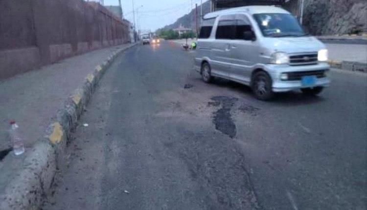 انتشار الحفريات في طرقات عدن يثير استياء المواطنين