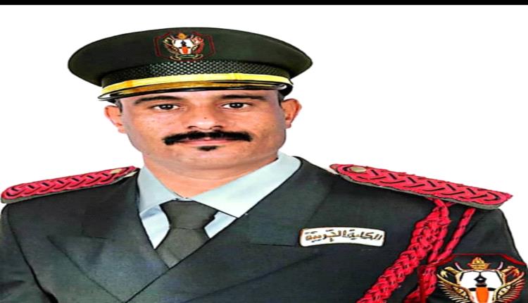 النقيب معاذ الحوشبي يهنئ الملازم مالك الربيعي بتخرجه من دفعة الشهيد علي عبدالله طزح