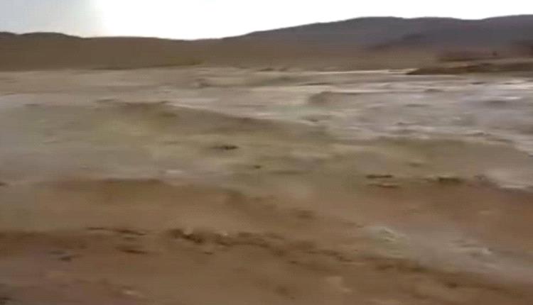 سيول جارفة تتدفق في  مديرية القبيطة شمال لحج وتتسبب بأضرار كبيرة