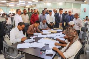 الأمين لمحلي حضرموت يطلع على جهود الكوادر التربوية بكونترول إقليم حضرموت ويطلع على  عملية تصحيح دفاتر  الإجابات لأختبارات شهادة الثانوية العامة للعام الدراسي 2024 – 2025م