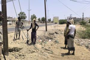 مدير عام خنفر اليوسفي يتفقد ربط الكهرباء لمركز الطوارئ في جعار