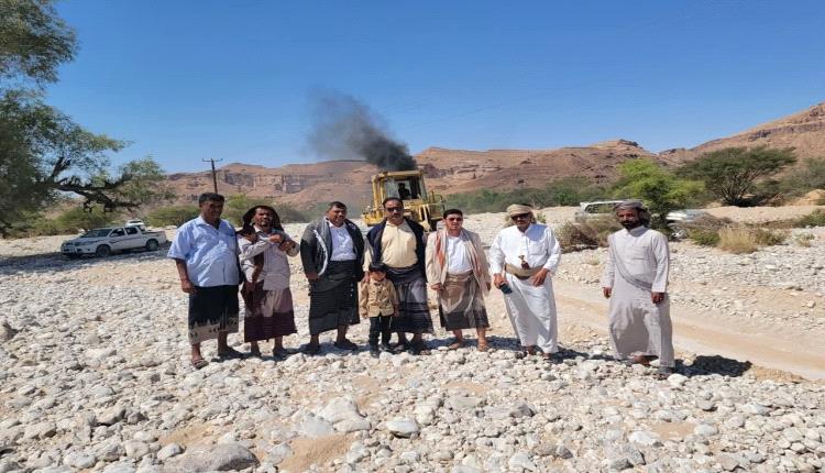 تنفيذاً لتوجيهات المحافظ بن الوزير.. صندوق صيانة الطرق يبدأ إصلاح أضرار السيول في وادي جردان