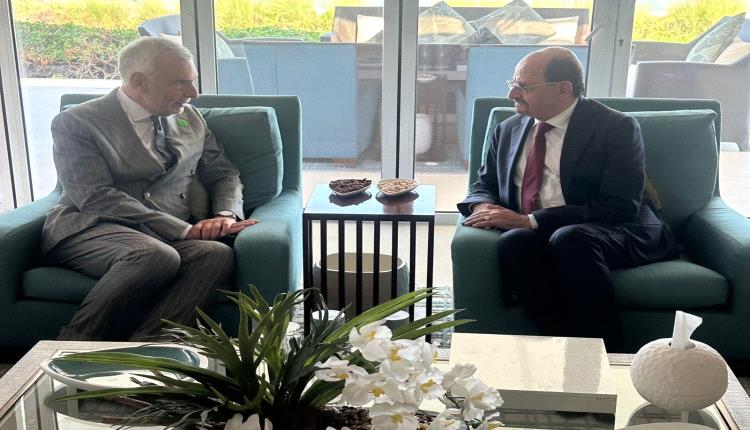 وزير الخارجية يبحث مع مسؤول في المفوضية الأوروبية تعزيز التعاون ودعم البرامج الإنسانية والتنموية