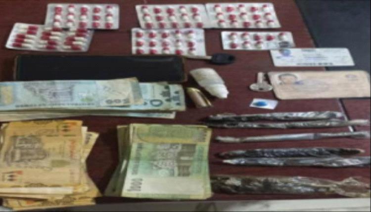 شرطة بئر فضل تضبط متهمين بحيازة مواد مخدرة خلال دورية روتينية في عدن