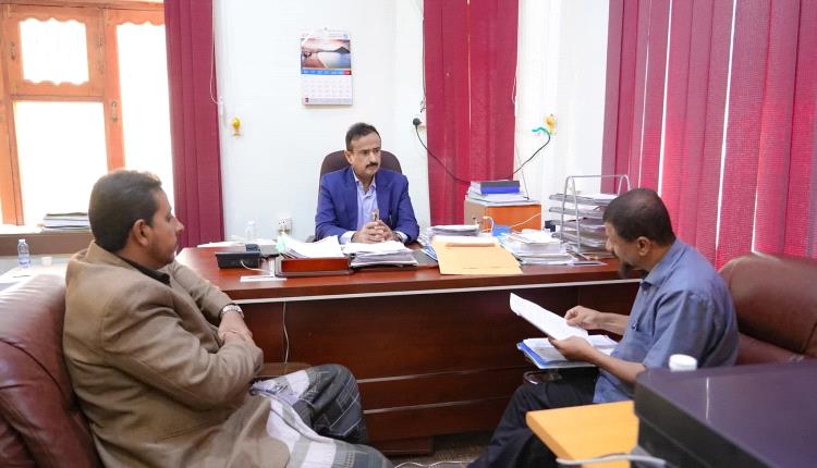 المحافظ بن الوزير يستعرض مع إدارة جمعية رعاية المعاقين التصاميم والدراسات الفنية لمبنى الجمعية