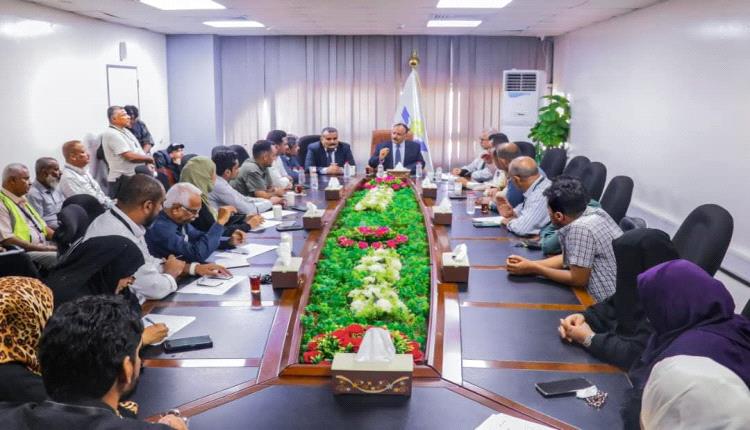 وزير النقل يتفقد سير العمل بمطار عدن الدولي ويعقد اجتماعاً موسعاً لقياداته الإدارية والفنية والأمنية