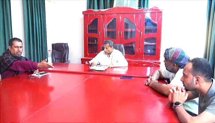 محافظ أبين يناقش مع مدير عام خنفر رفع الأداء الأمني وتحسين الخدمات في المديرية