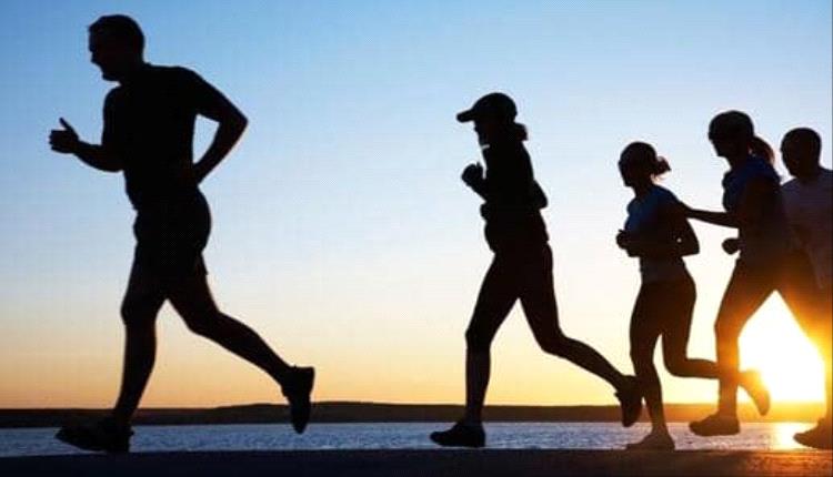 الرياضة تعيد التوازن للدماغ والمزاج بعد أضرار الوجبات السريعة