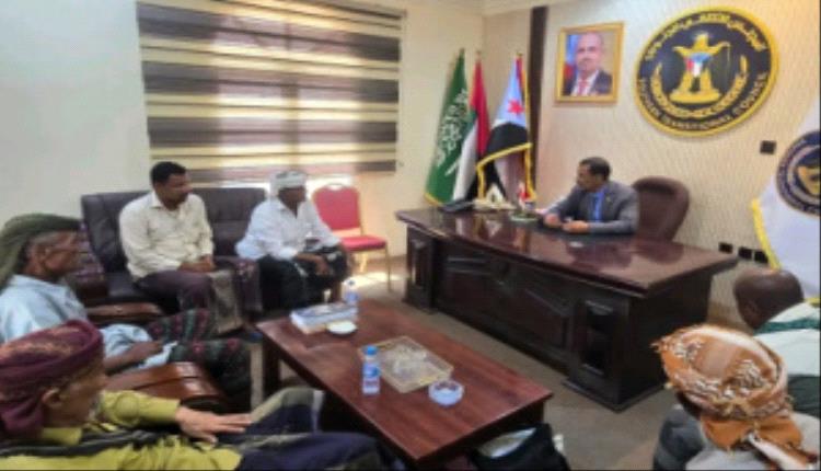 باتيس يطلع على أوضاع مديرية حجر ويؤكد على تعزيز الخدمات والتواصل مع المواطنين