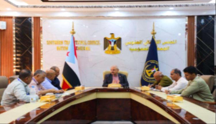 فريق التوجيه والرقابة الرئاسي يبحث مع قيادة مؤسسة المياه والصرف الصحي تحسين الخدمات في العاصمة عدن