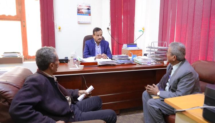 المحافظ بن الوزير يوجه بإعتماد مبدأ المفاضلة ويمنح الأولوية لأبناء المحافظة في خطة التوظيف للعام 2025م