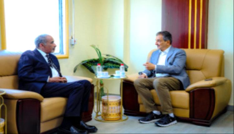 مستشار رئيس مجلس القيادة الرئاسي يبحث مع محافظ عدن تطوير الخدمات وتعزيز الاستقرار