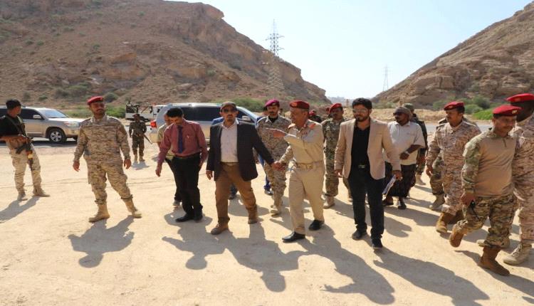 محافظ حضرموت وقائد المنطقة العسكرية الثانية يوجهان بسرعة تسليم مخطط أراضي أسر الشهداء بالغليلة