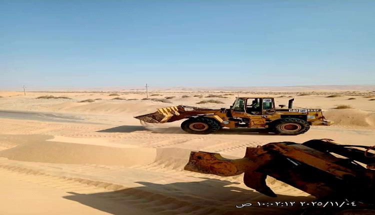 مؤسسة الطرق بشبوة تواصل أعمال إزالة الرمال في طريق النقبة – بئر علي