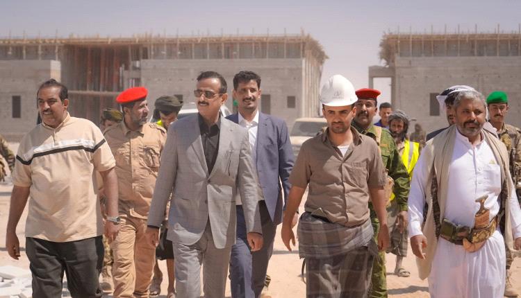 المحافظ بن الوزير يشيد بمستوى الإنجاز في مشروع مبنى كلية الطب بجامعة شبوة