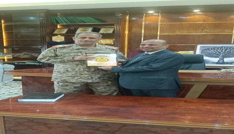 عدن ..الأكاديمية العسكرية العليا تكرم الأمين العام لحزب البعث (قطر اليمن) الدكتور عبدالرحمن المشرعي.