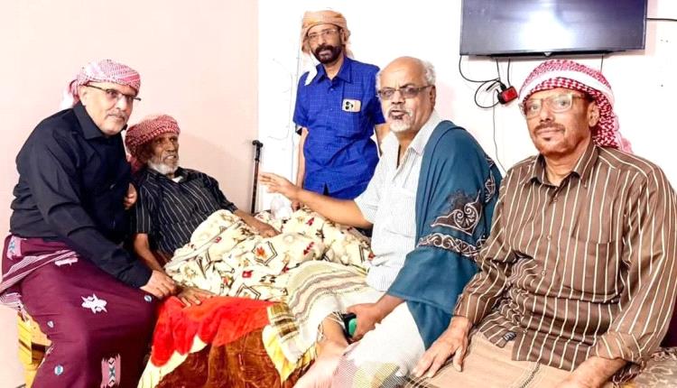 رئيس الجمعية الوطنية علي الكثيري يزور المقدم سالمين الجويد باسلوم للاطمئنان على صحته