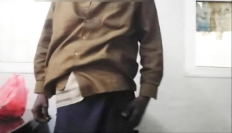 شرطة التواهي تقبض على متهم بتخريب شبكة الصرف الصحي في حي العروسة