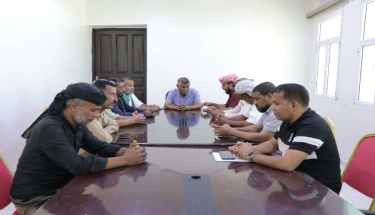 انتقالي الشحر يناقش تعزيز الخدمات الصحية والرقابة على الأسعار في المديرية