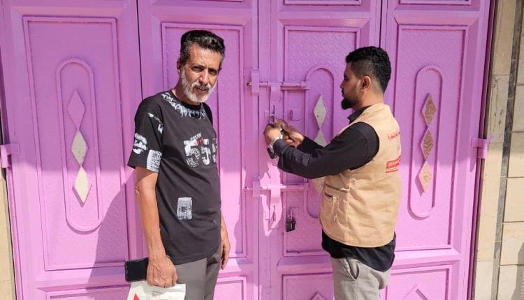 مكتب صناعة المنصورة بعدن يواصل حملته الرقابية لضبط الأسعار ويغلق عدد من المحلات المخالفة