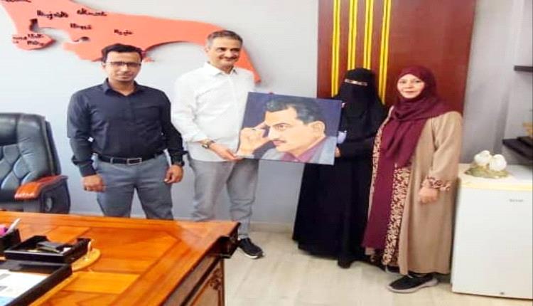 محافظ عدن يكرّم الفنانة نادية المفلحي تقديرًا لإبداعها وجهودها الإنسانية