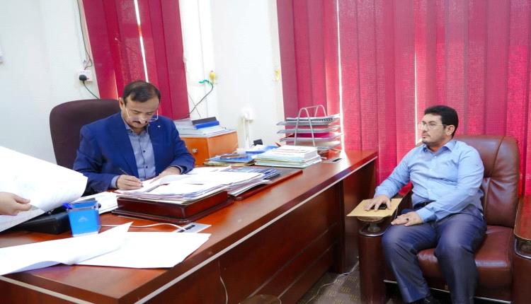 المحافظ بن الوزير يصادق على ثلاثة عقود لمشاريع صيانة الطرق والجسور ويشدد على تكامل الجهود والالتزام بالمواصفات الفنية