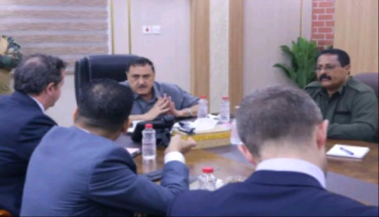 مدير أمن عدن يستقبل وفداً بريطانياً لمناقشة التعاون الأمني وأوضاع المهاجرين الأفارقة