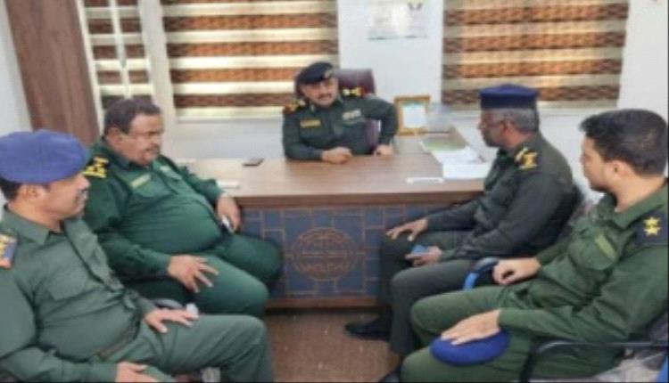 شرطة شبوة تناقش تعزيز قدراتها في مكافحة المخدرات مع إدارة وزارة الداخلية