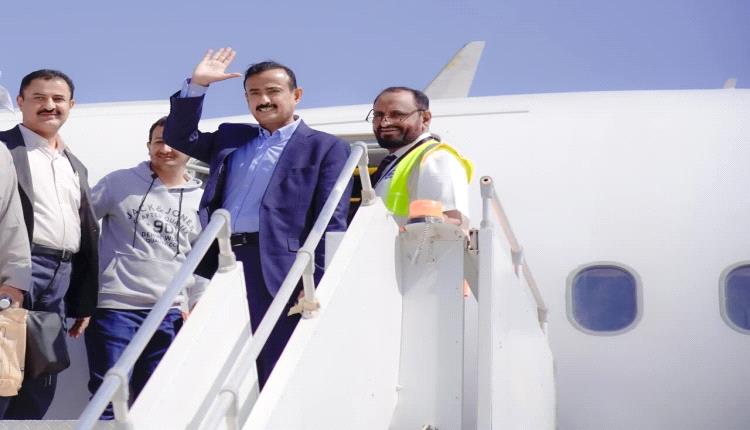 المحافظ بن الوزير يغادر مطار عتق الدولي  في زيارة عمل رسمية.