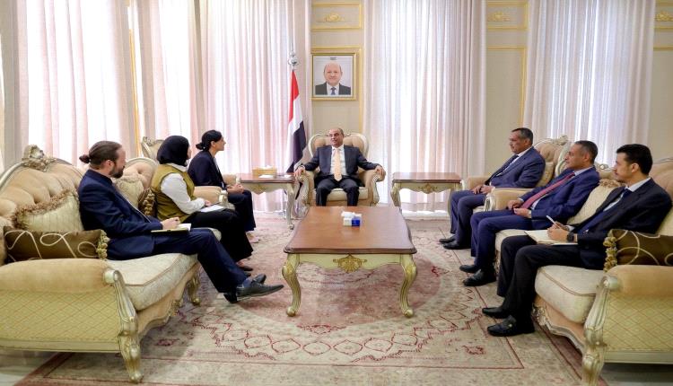 رئيس الوزراء يستعرض مع السفيرة البريطانية مستجدات التعاون الثنائي وتطورات الأوضاع