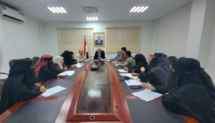 وزير الصناعة والتجارة يناقش مع اللجنتين الإشرافية والفنية إعداد الموازنة التشغيلية للوزارة للعام 2026م