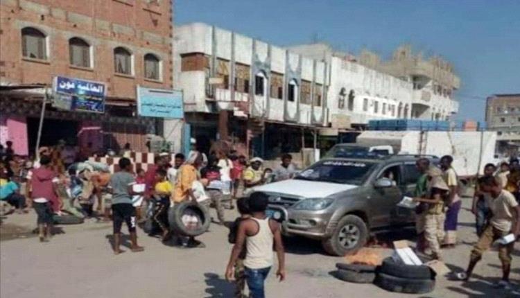 السلطة المحلية في خنفر تتكفل بعلاج مصابي الحادث الإجرامي بسوق الأسماك جعار وتناشد الأجهزة الأمنية بالقبض على الجناة